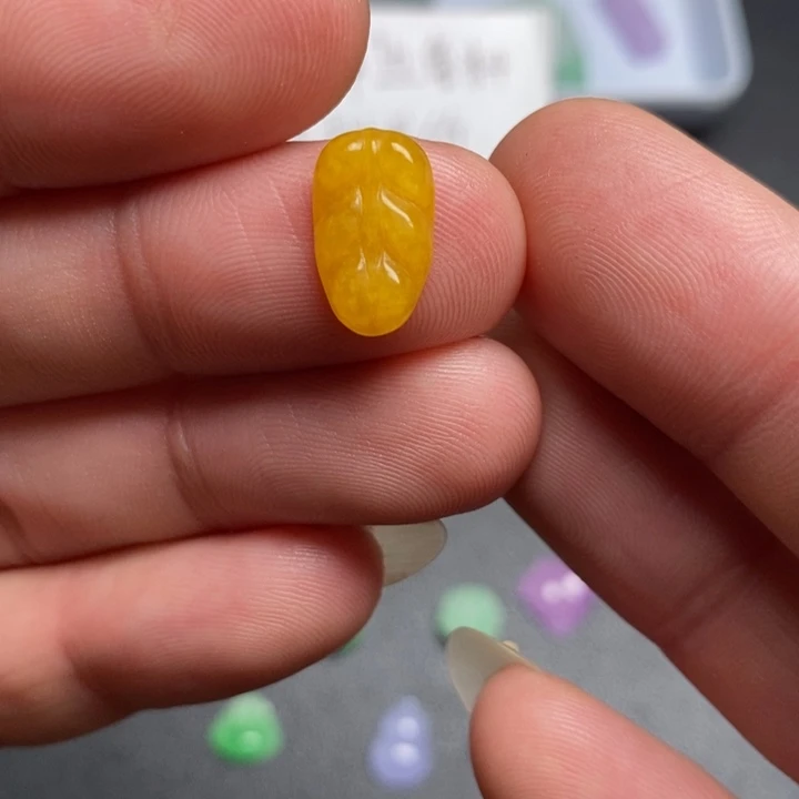 翡翠未镶嵌颈饰挂件