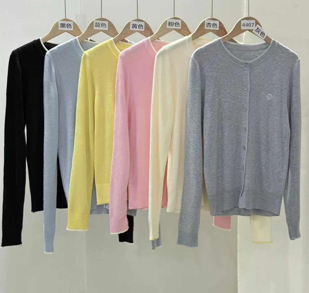 4407号撞色边刺绣字母长袖针织开衫