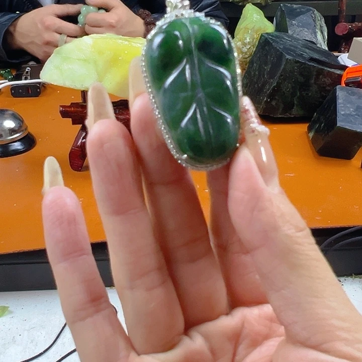 蛇纹石玉原石未镶嵌100