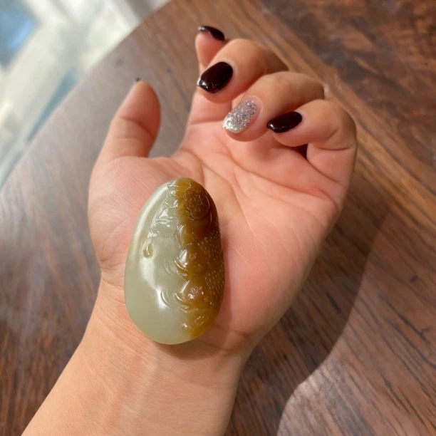 新疆和田玉且末料糖青荷花鱼挂件女士