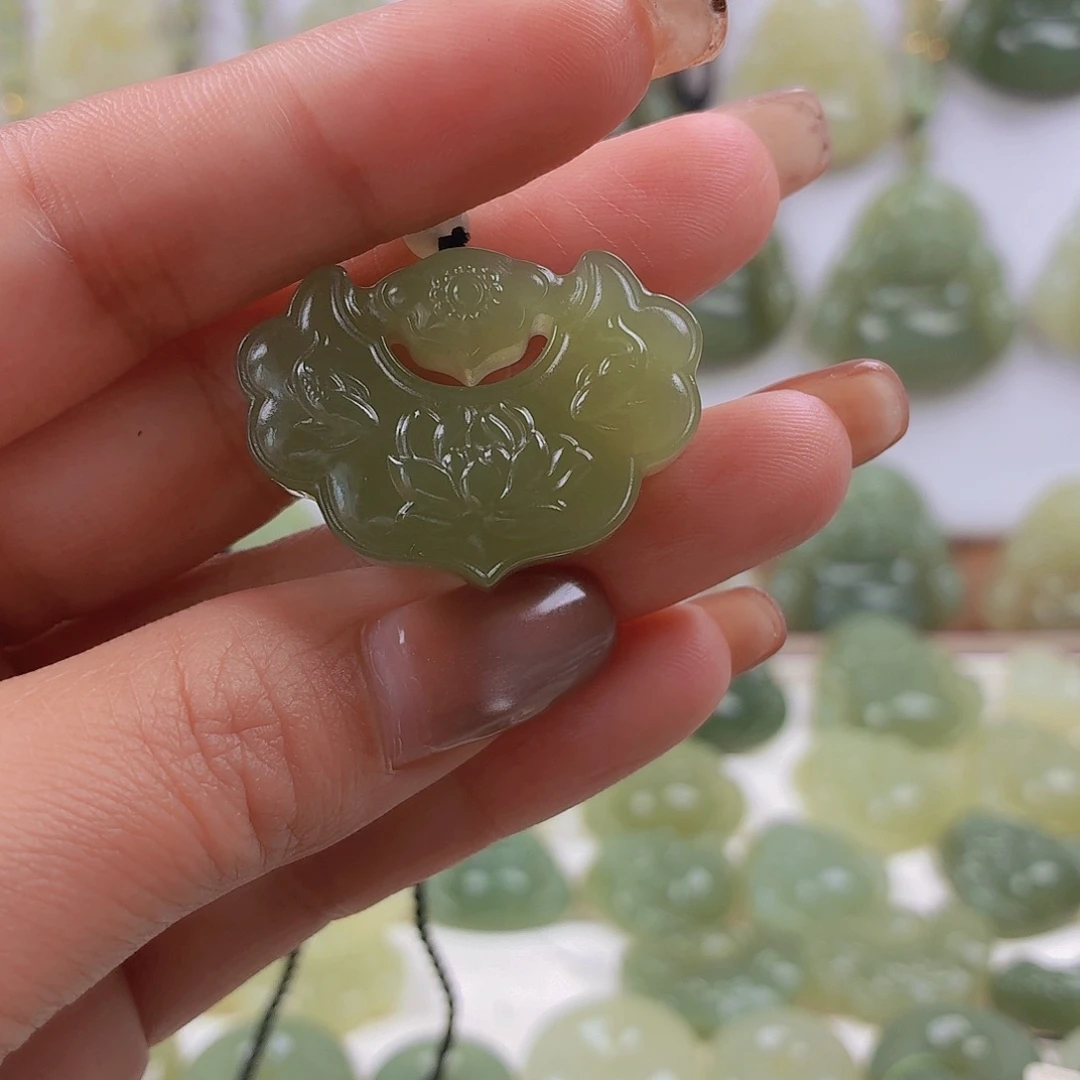 少***柿和田玉未镶嵌颈饰