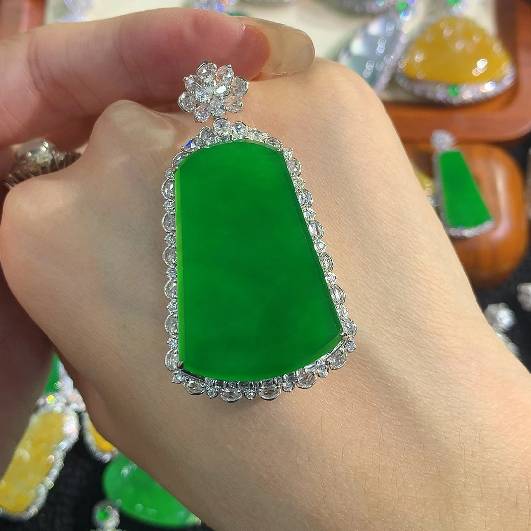 颈饰18K金镶嵌翡翠