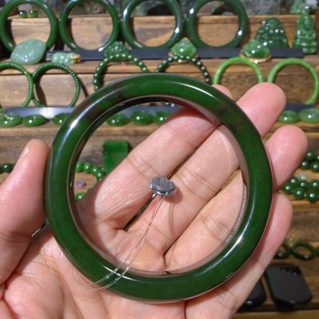 【闪购商品】吊坠(不含链)未镶嵌和田玉草**妈俄七红皮菠菜绿手镯59