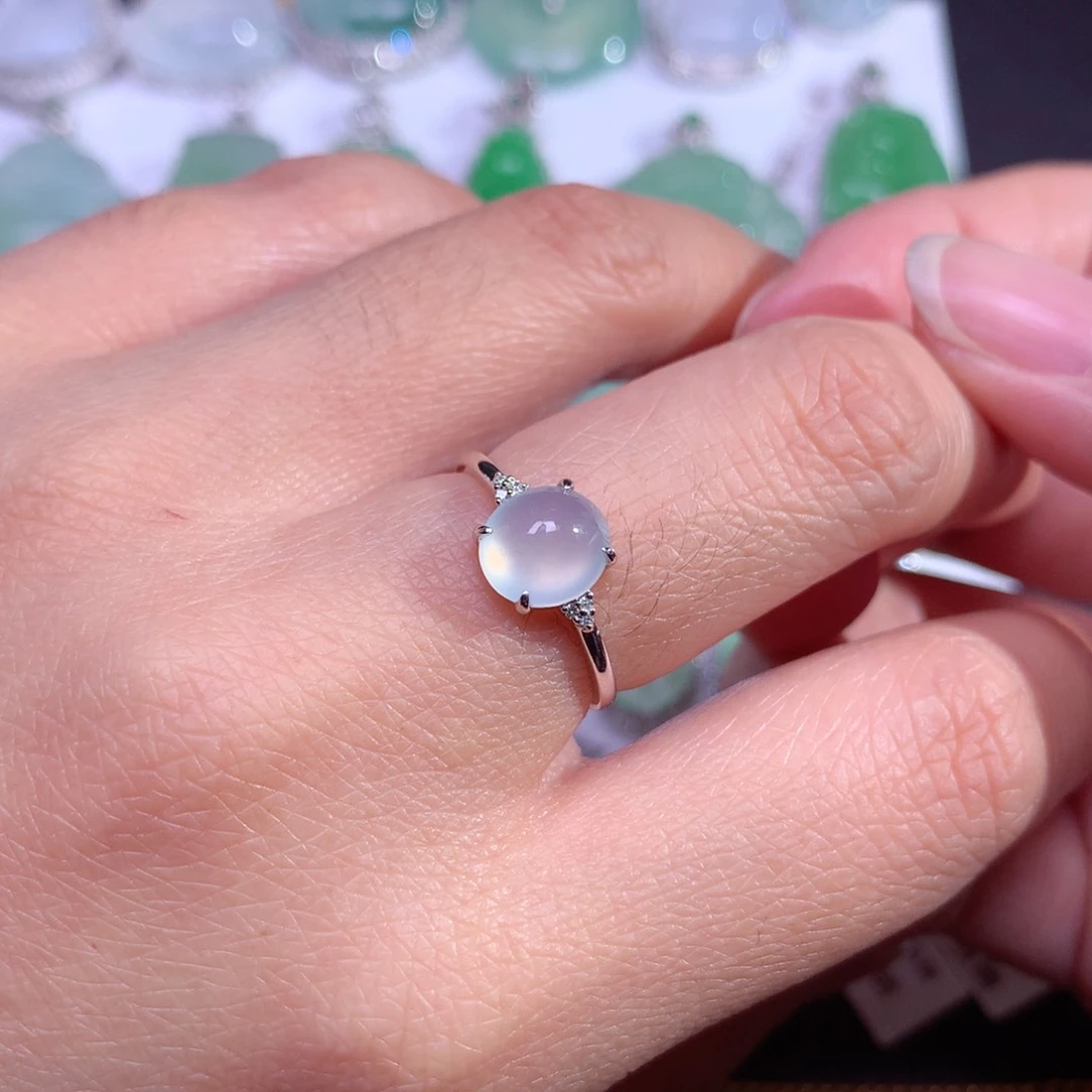 翡翠颈饰18K金镶嵌白冰起光蛋面戒指