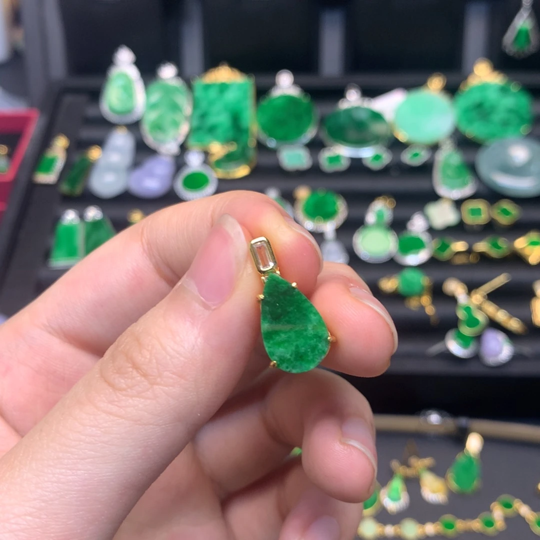 翡翠未镶嵌颈饰有纹裂