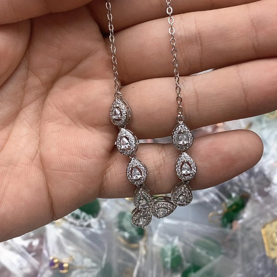 只买单纯的吊坠，没带链子，属的性质。