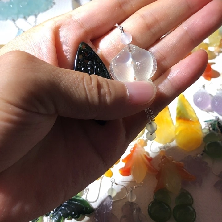 宁***水蛇纹石玉未镶嵌颈饰