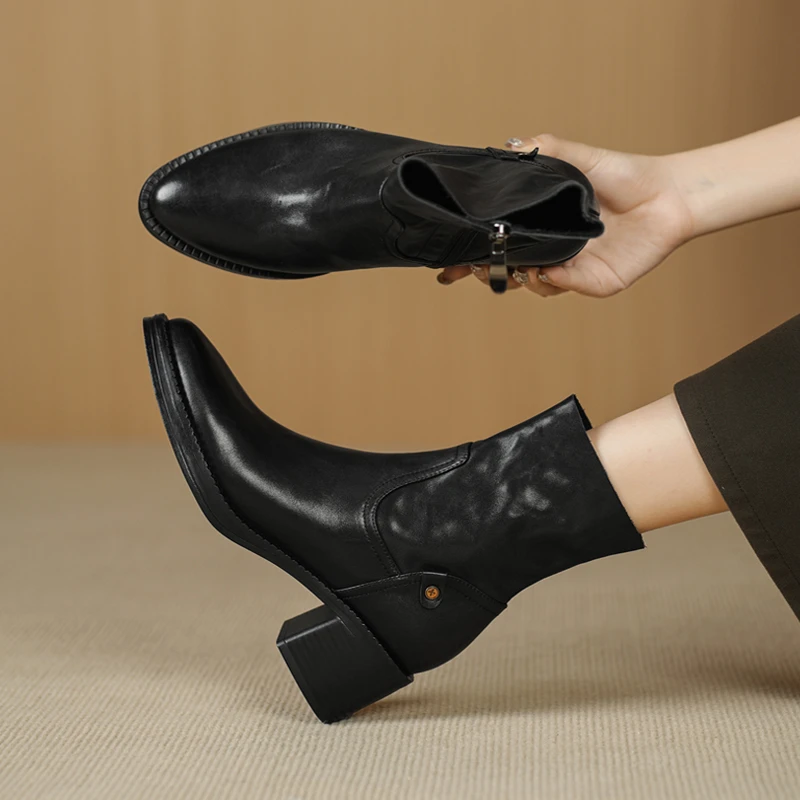 秋冬小短靴女2025新款粗跟英伦风马丁靴百搭中跟职业通勤真皮靴子