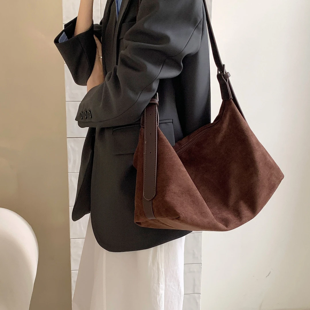 竹笋喵喵 磨砂绒面拉链饺子包女2025新款秋冬日常通勤早八斜挎包