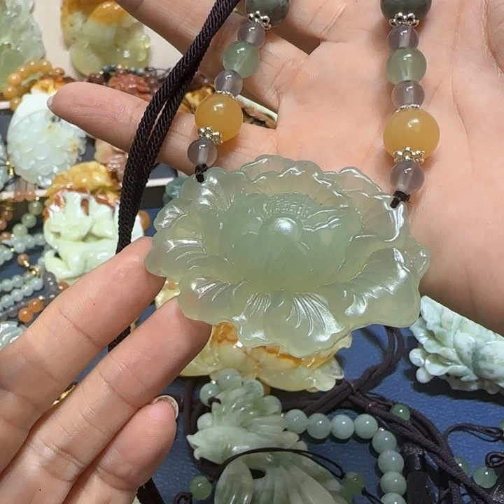 蛇纹石玉吊坠合金