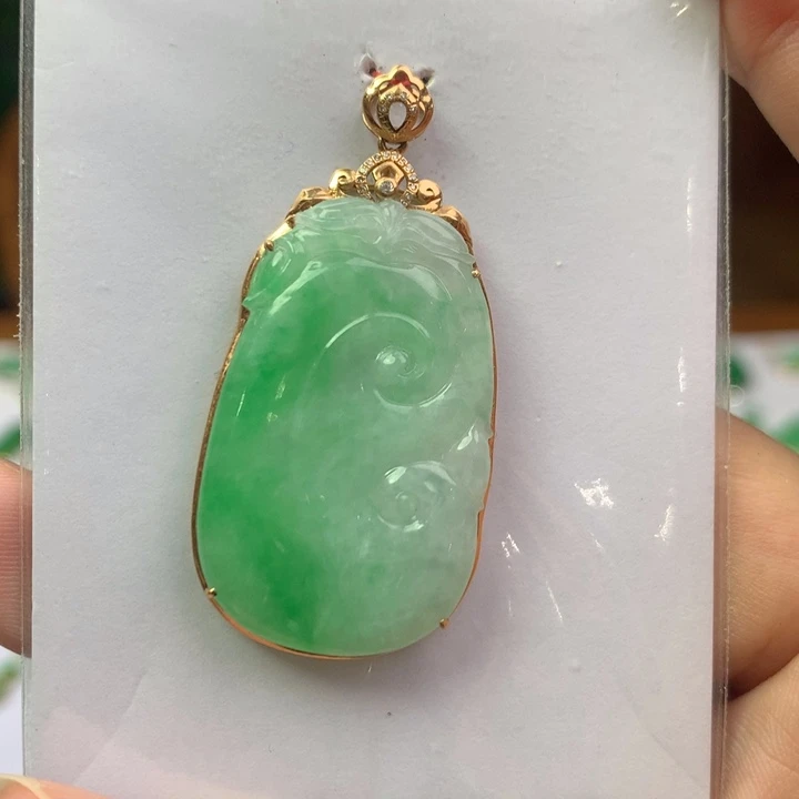 翡翠18K金镶嵌颈饰翡翠吊坠