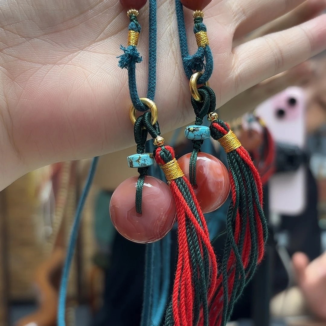 琥珀未镶嵌颈饰多样性发其一