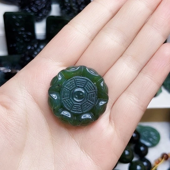 蛇纹石玉颈饰合金追**人