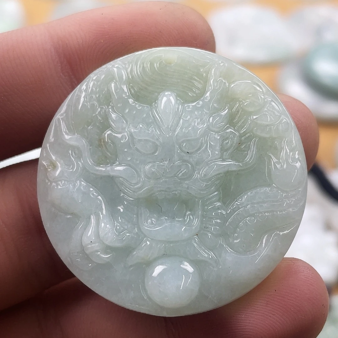 翡翠未镶嵌颈饰龙牌