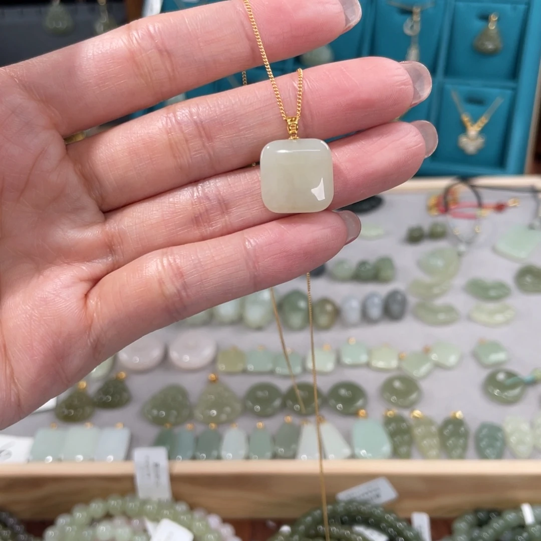 和田玉吊坠(不含链)18K金镶嵌忙**闲