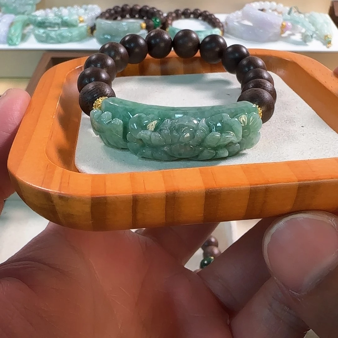 翡翠未镶嵌颈饰手牌
