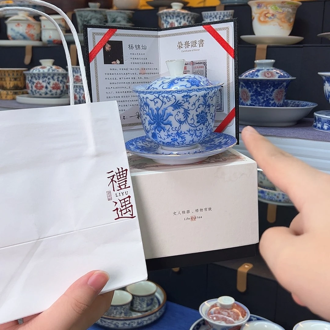 盖碗里的水煮开后放入