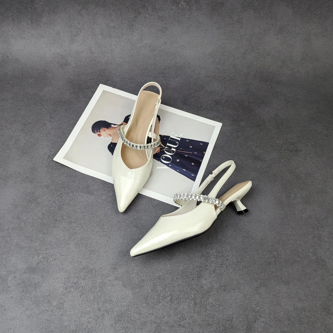 2025夏季新款尖头一字带水钻女人味时尚包头女凉鞋百搭气质11313