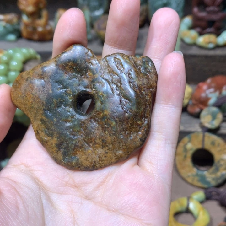 未镶嵌岫岩河磨玉（透闪石质玉）挂件