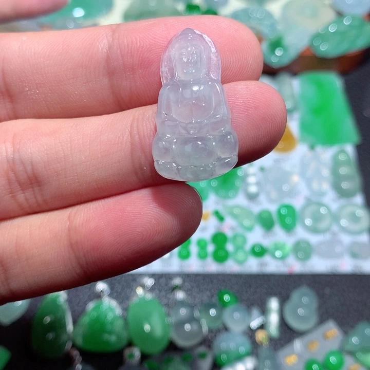 翡翠未镶嵌颈饰观音