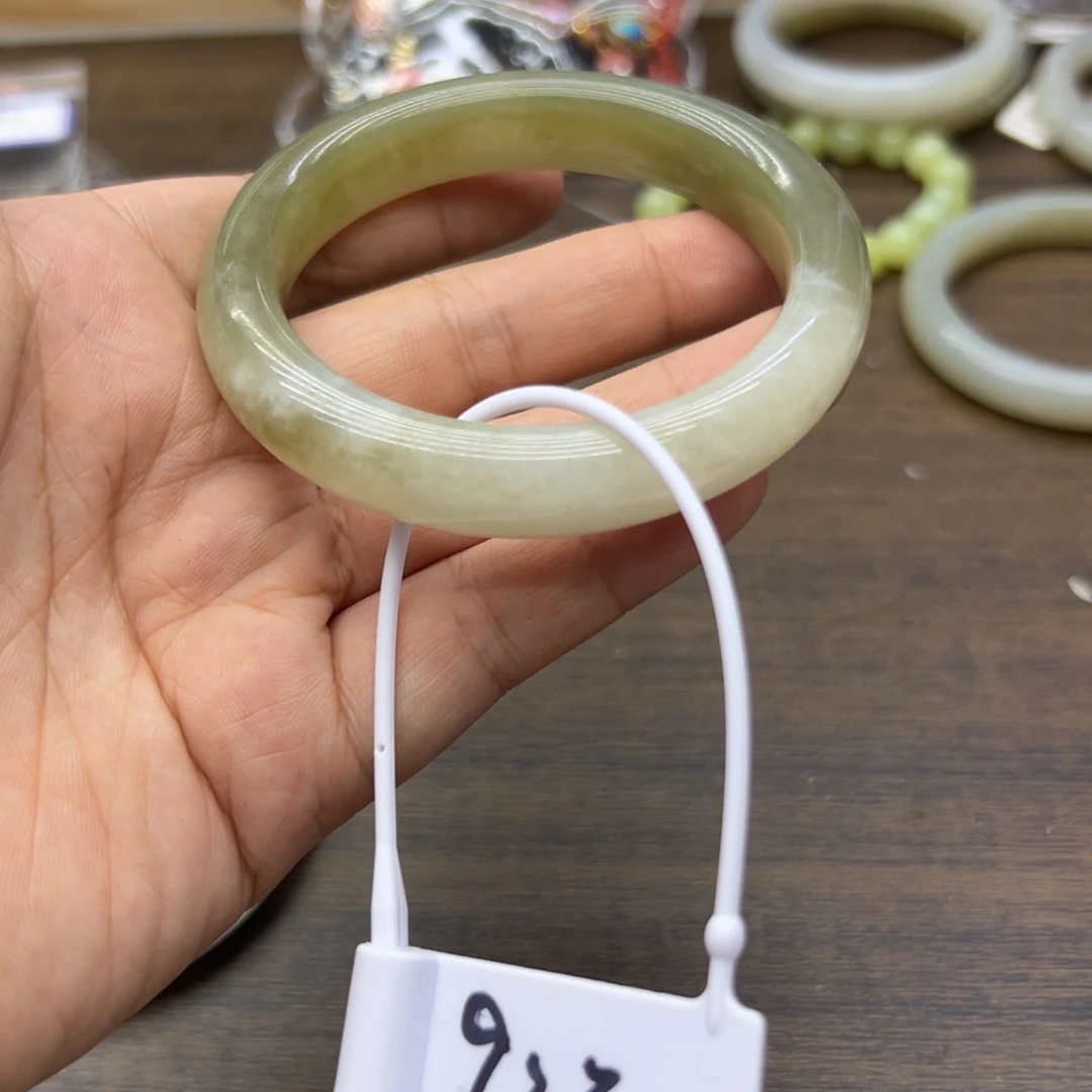 和田玉未镶嵌手镯56.9圈围251瑕