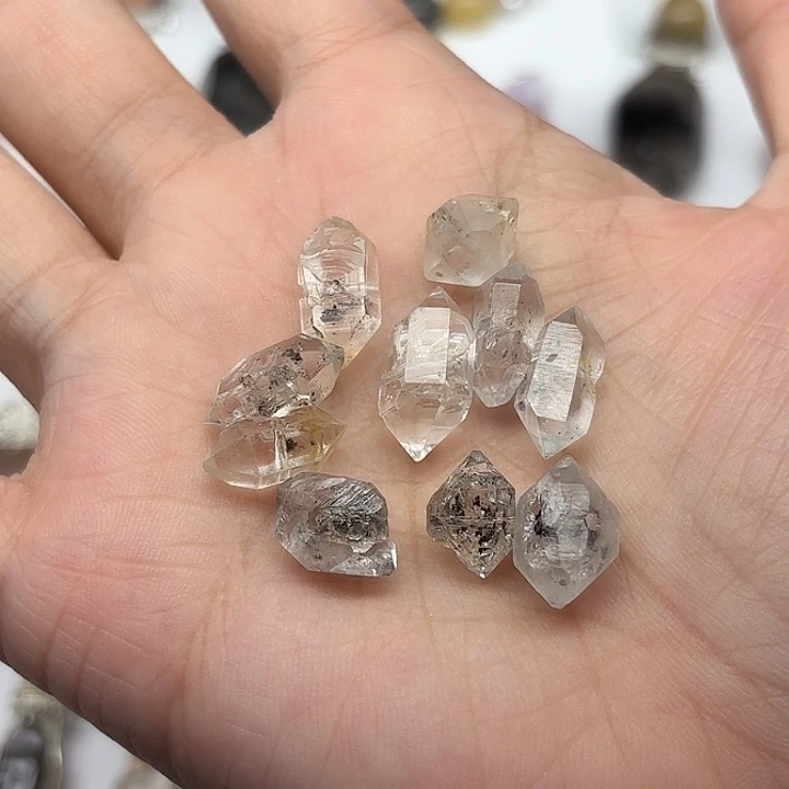 水晶颈饰未镶嵌10颗闪灵钻（已打手串孔）