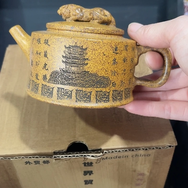 茶壶紫泥原矿泥料手工制作的一把紫砂壶。