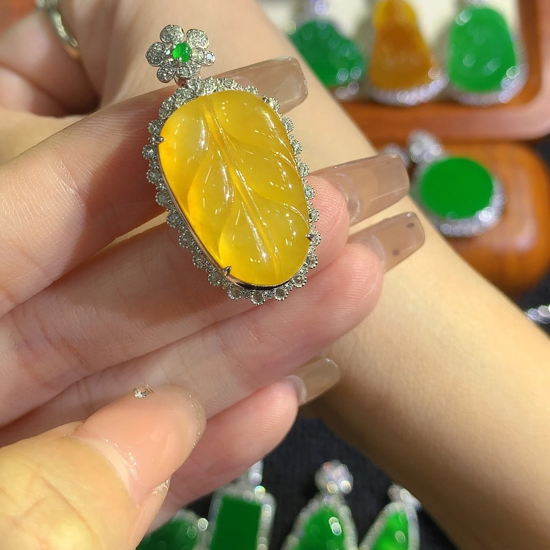 颈饰18K金镶嵌翡翠