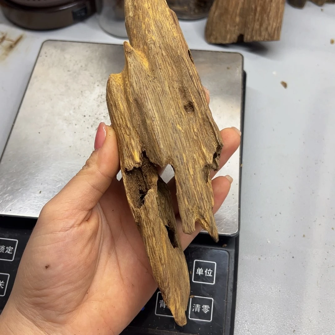 沉香沉香碎屑用****3海南红土45克