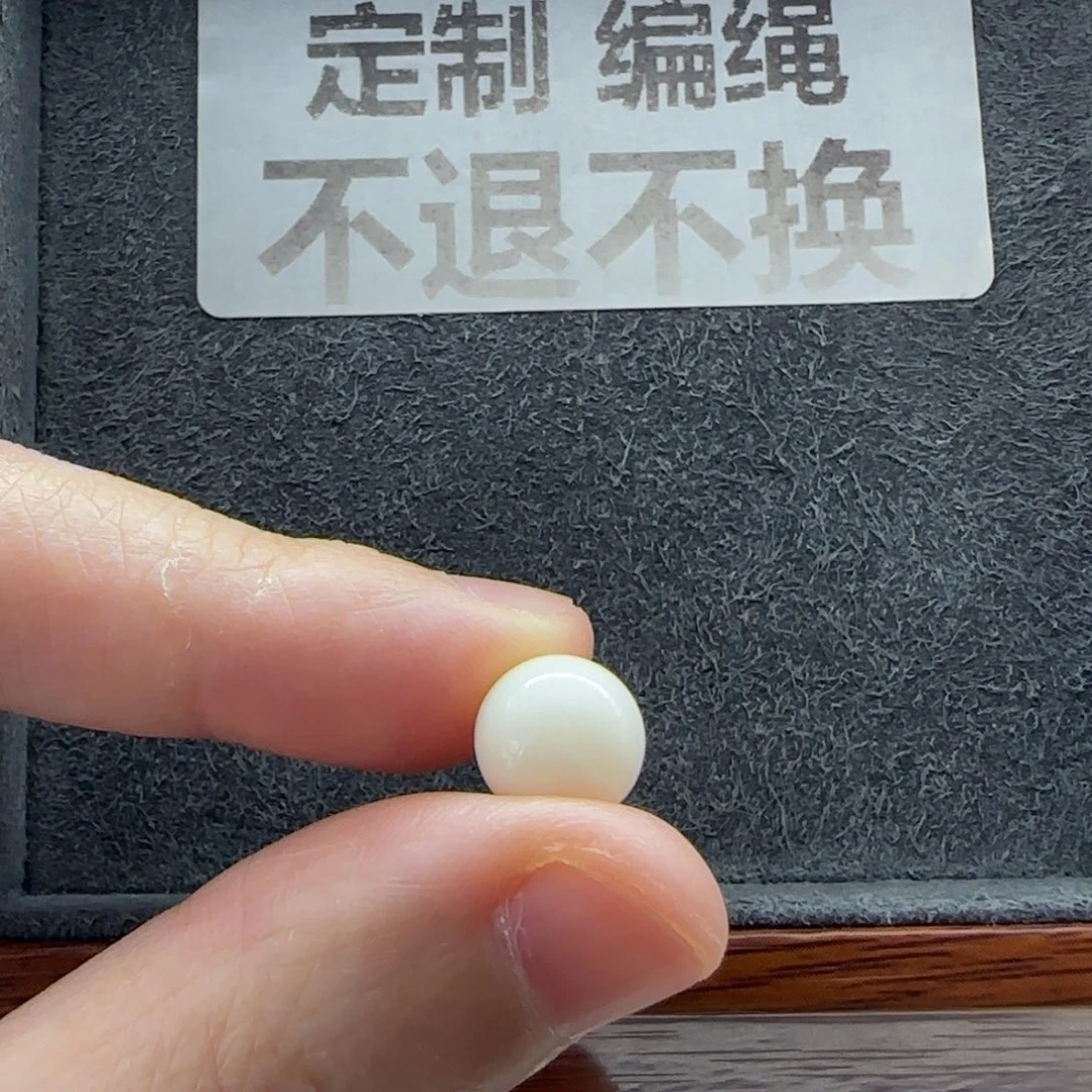 伊***叽未镶嵌配饰石英质玉（缅黄）