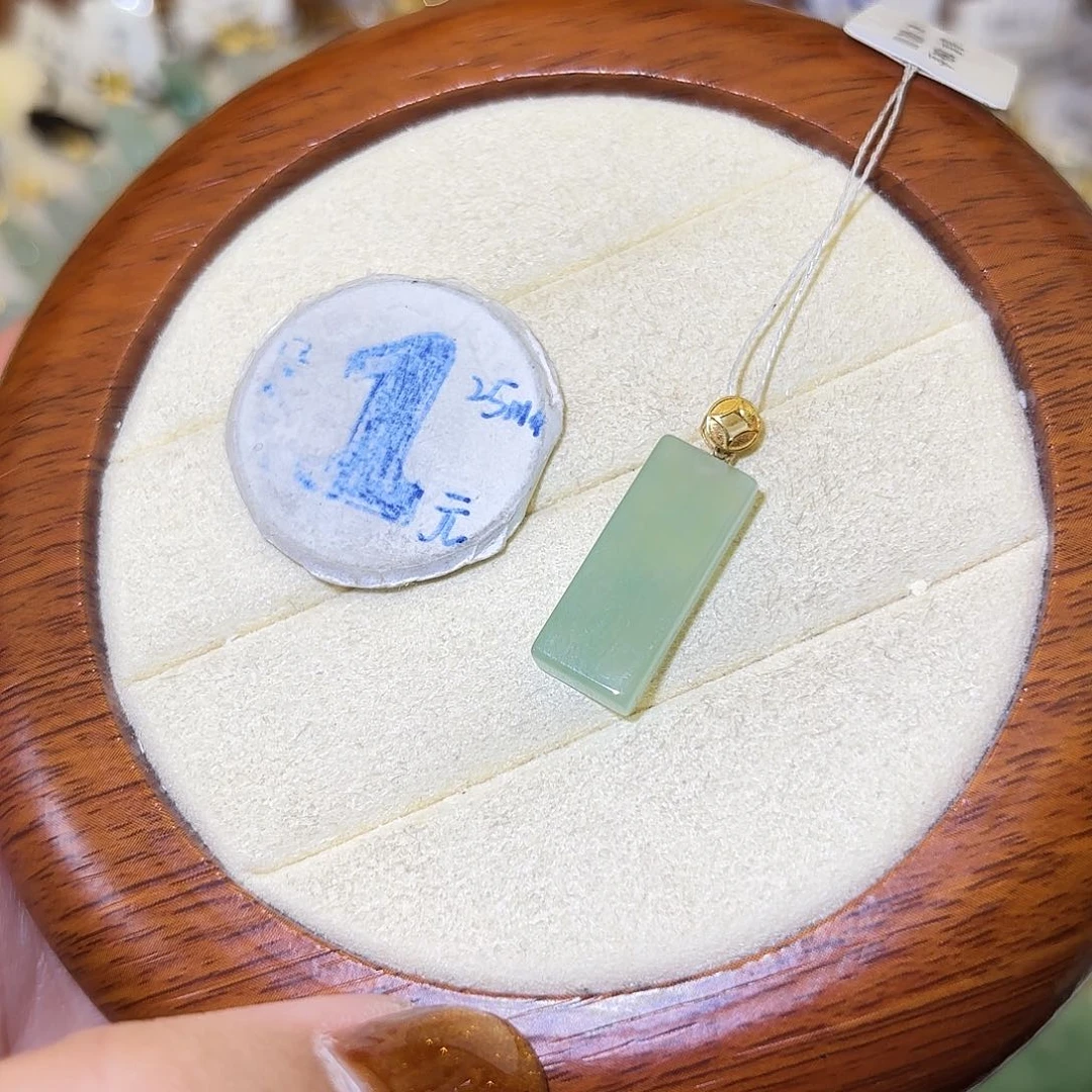 翡翠18K金镶嵌颈饰无事牌
