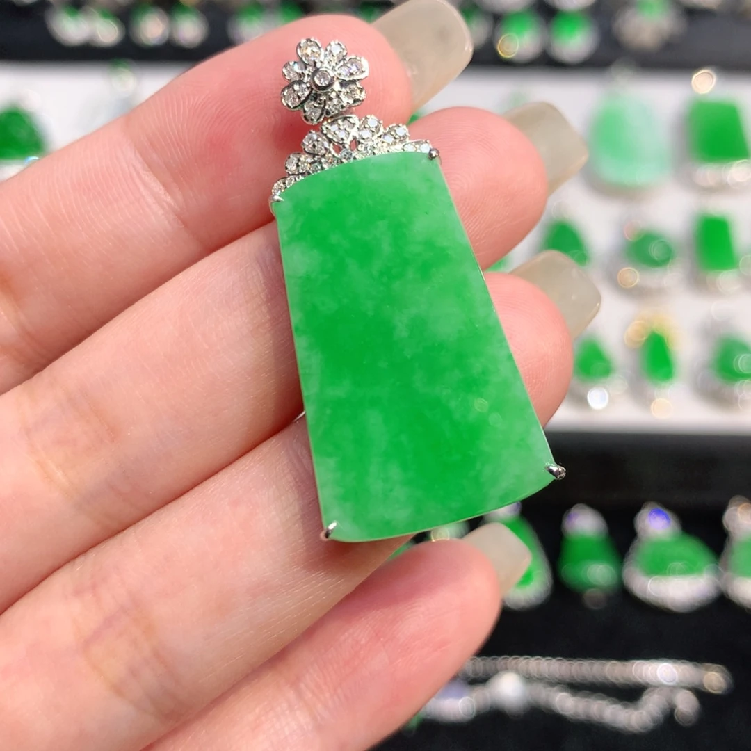 翡翠18K金镶嵌颈饰