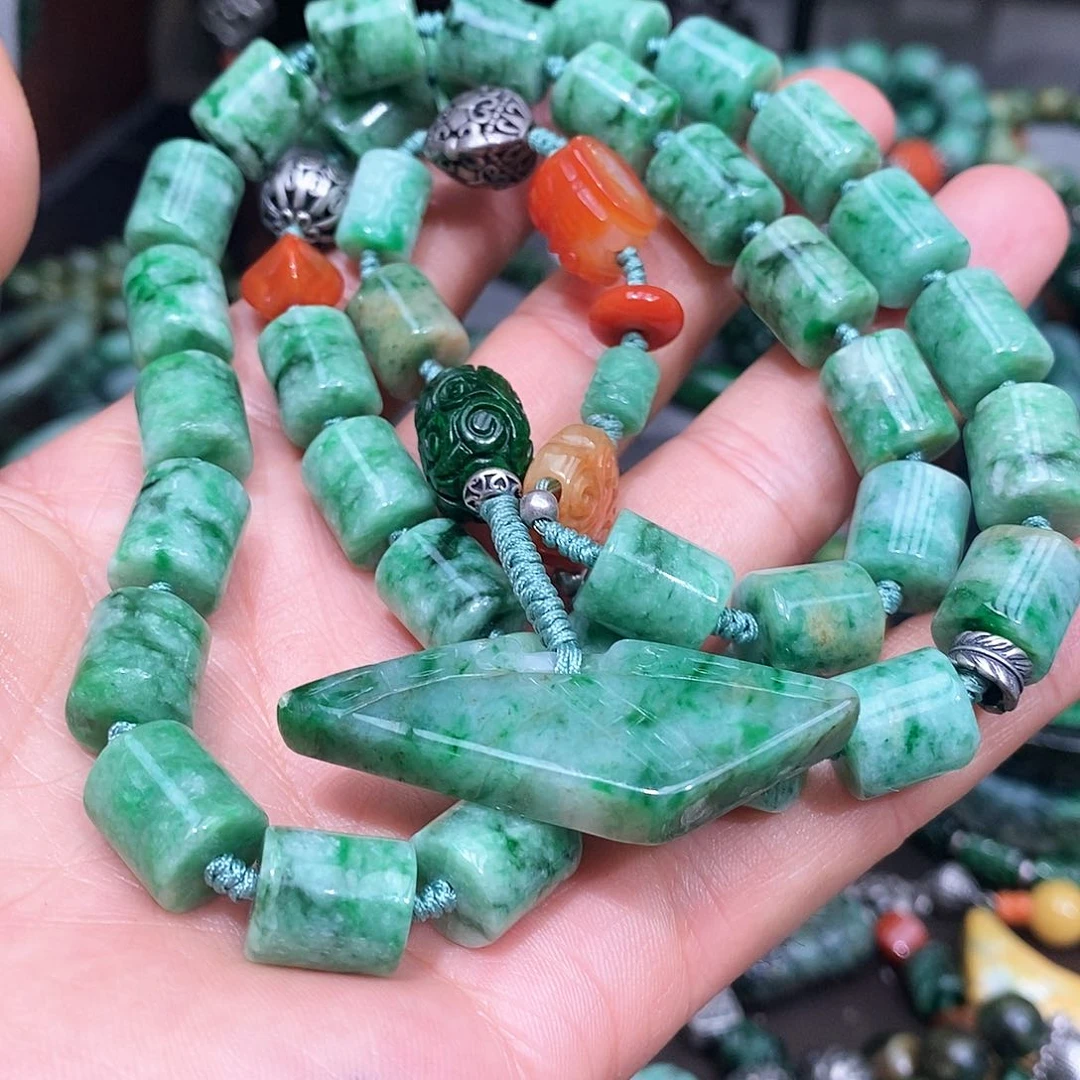 颈饰未镶嵌翡翠小***河漂亮美眉