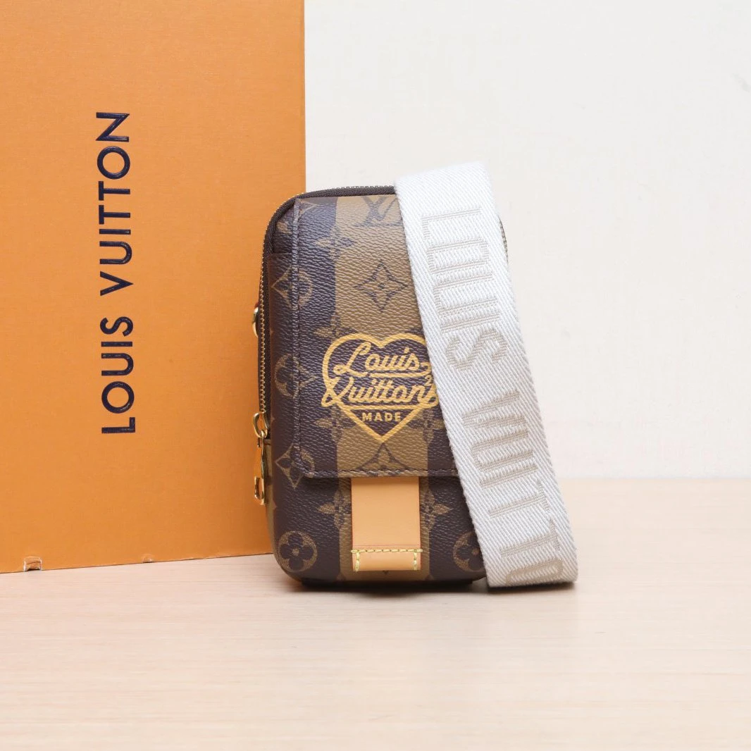 95新 LouisVuitton/路易威登 【攀攀双双】芯片心形 手机包664123