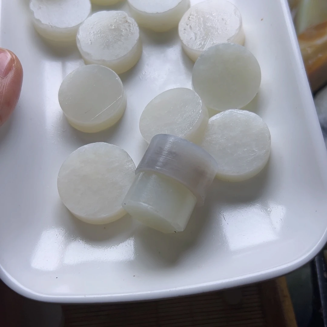 疏***檐和田玉（糖玉）未镶嵌挂件