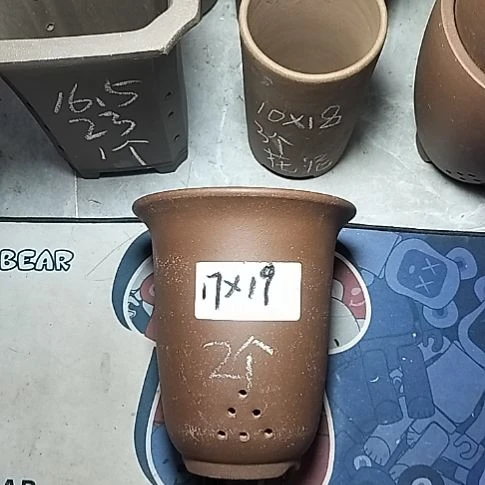小金钟两个紫砂花盆