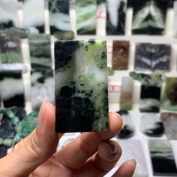 独山玉未镶嵌颈饰