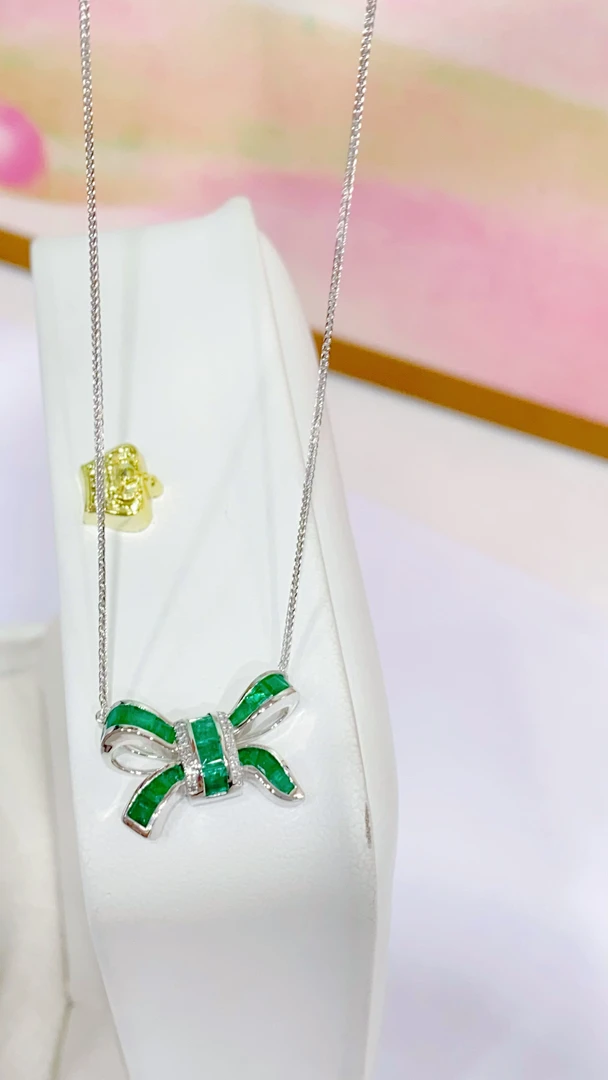 18K金镶嵌祖母绿项链蝴蝶结款 多样性发其一