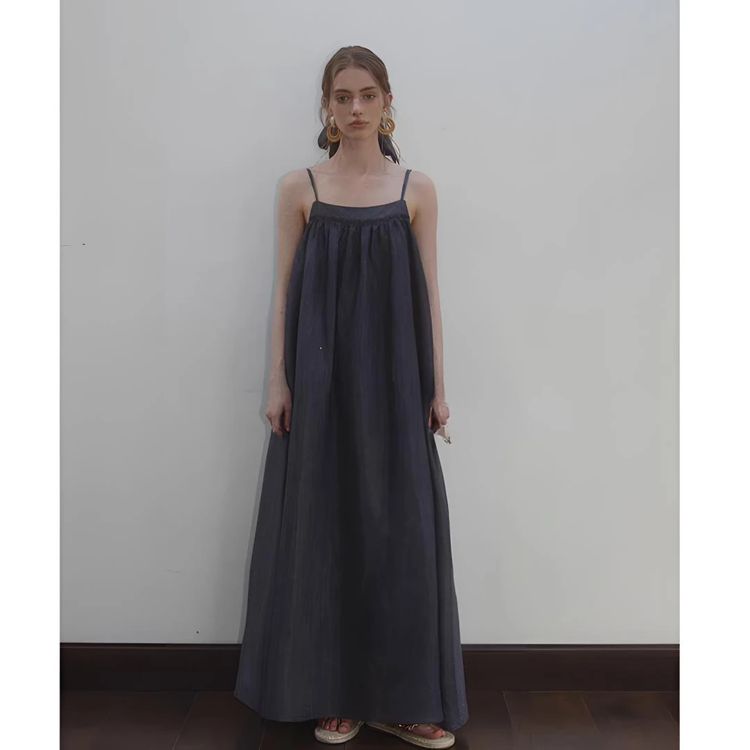 【奥莉】2025春夏：天空滤镜｜极简度假海边高级显瘦吊带连衣裙25110