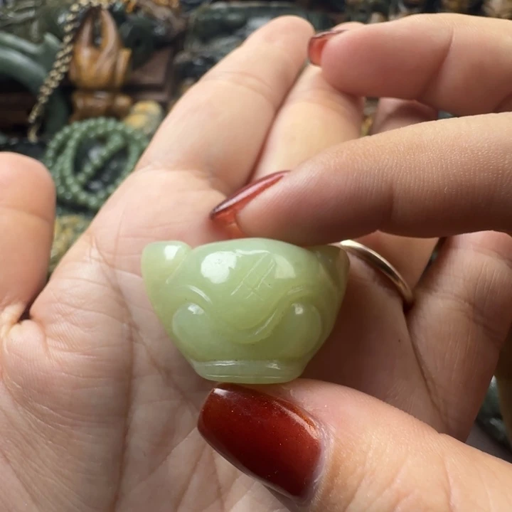 透闪石质玉未镶嵌珠宝奇石