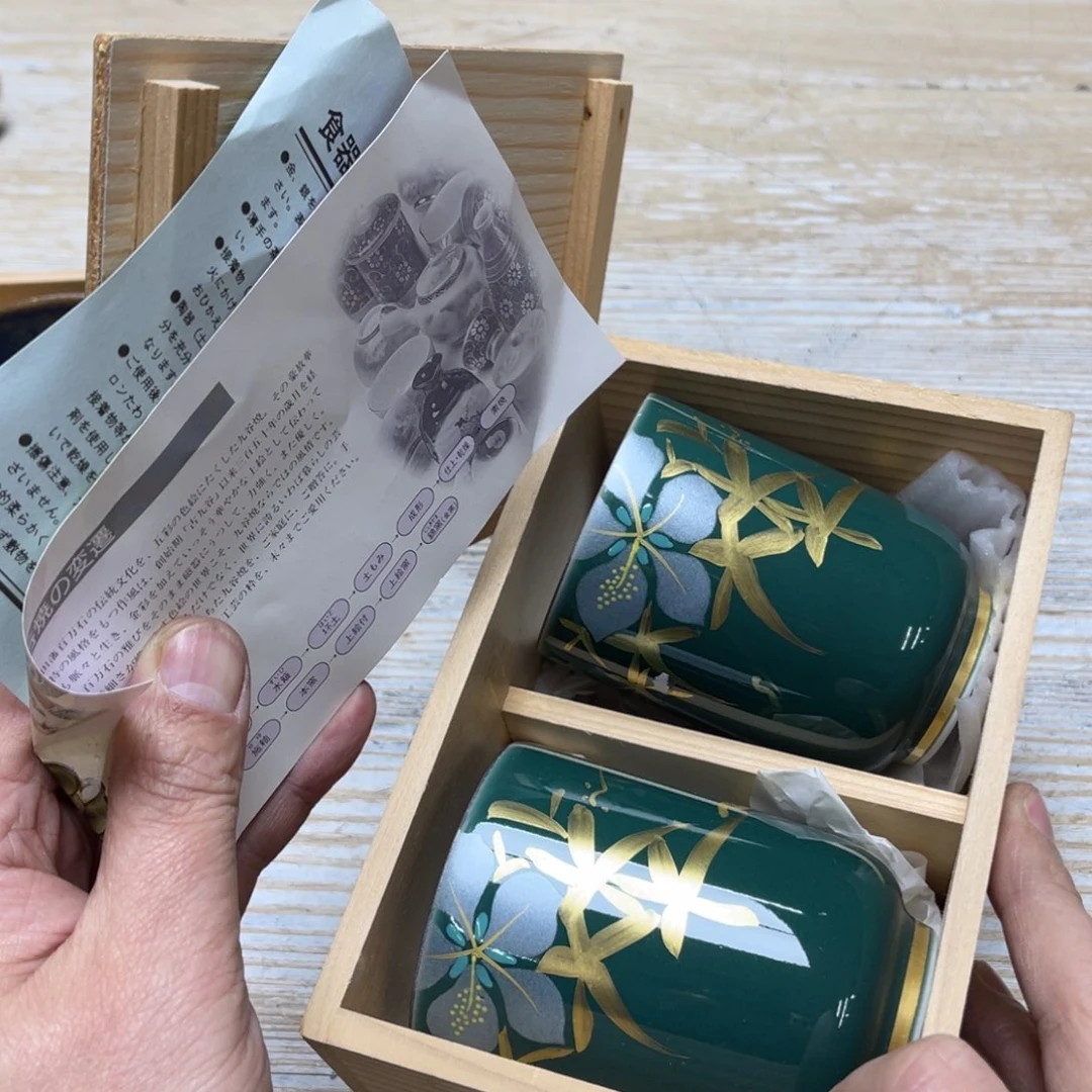 瓷片暗**影密密麻麻地排列着一个