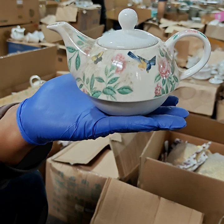 瓷片盘子碗茶壶啥都有