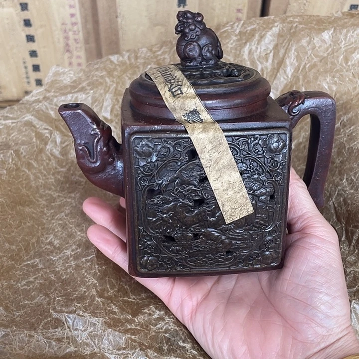 紫砂茶壶原矿泥料手工制作的一把紫砂壶。