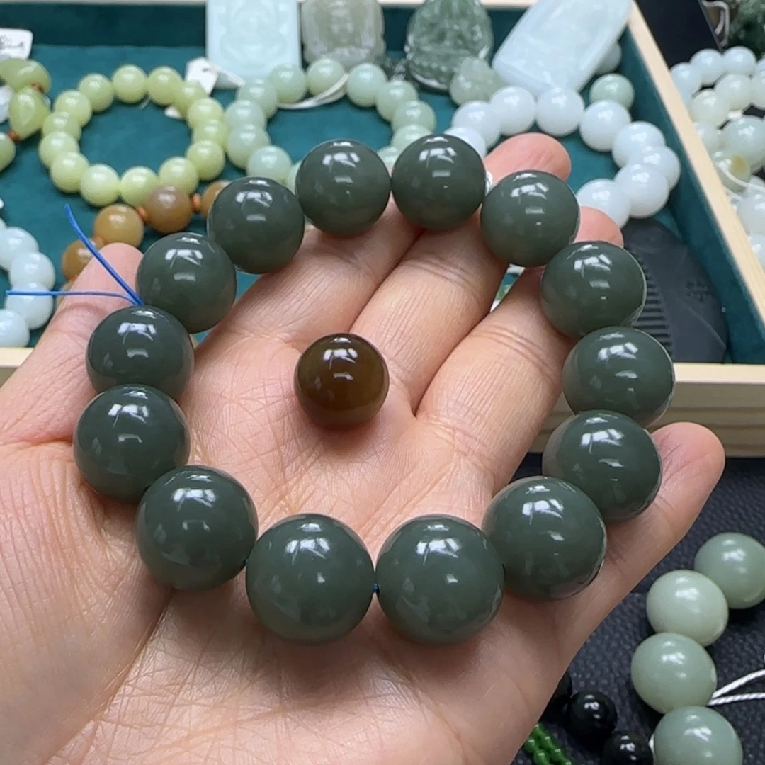 晴***云和田玉未镶嵌手链