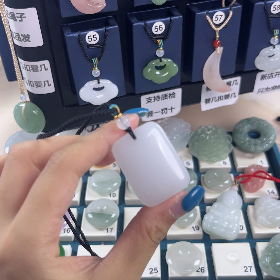 石英质玉合金颈饰