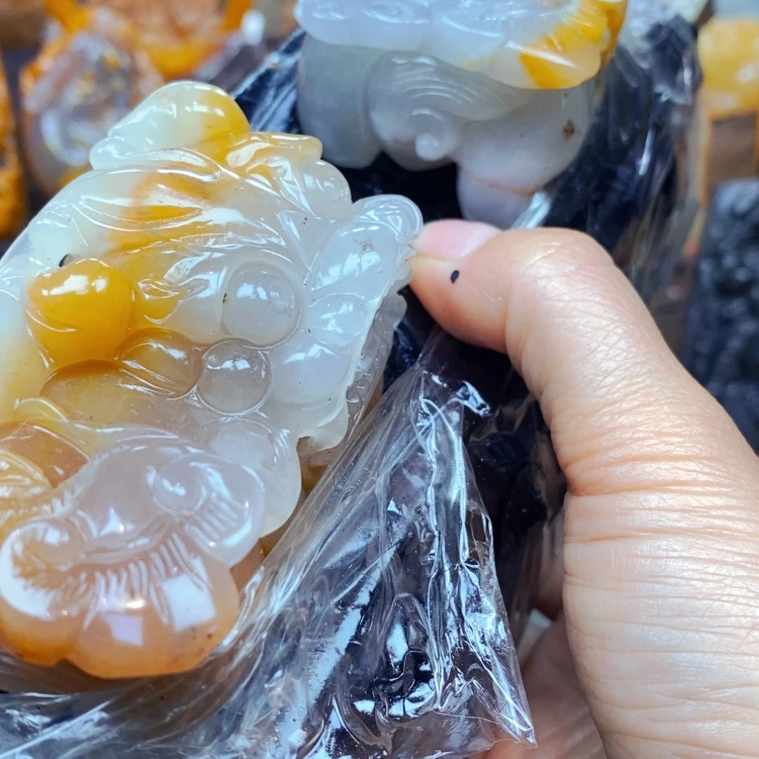 未镶嵌石英质玉（黄龙玉）颈饰