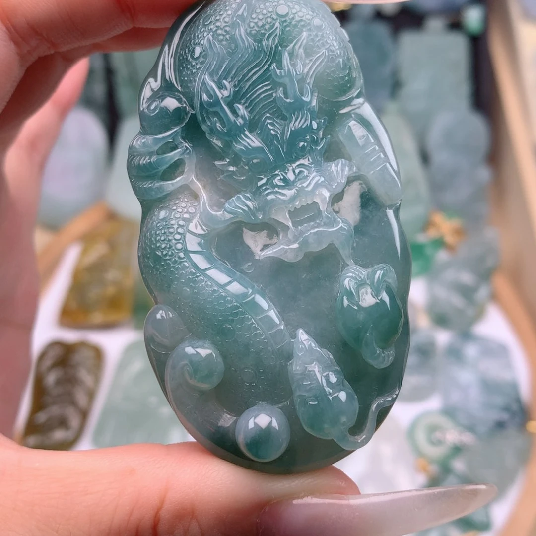 翡翠未镶嵌颈饰龙牌