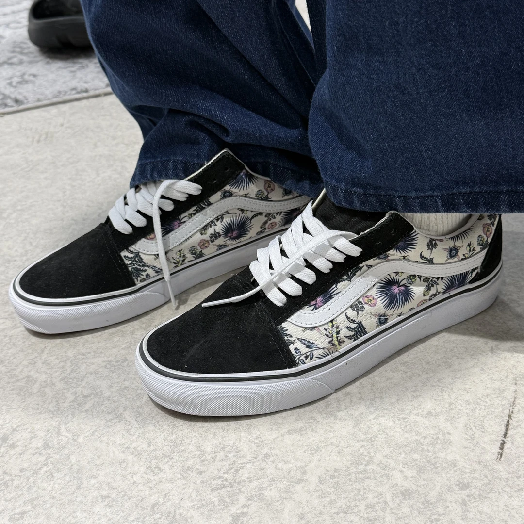 万家 品牌 黑白碎花双拼板鞋