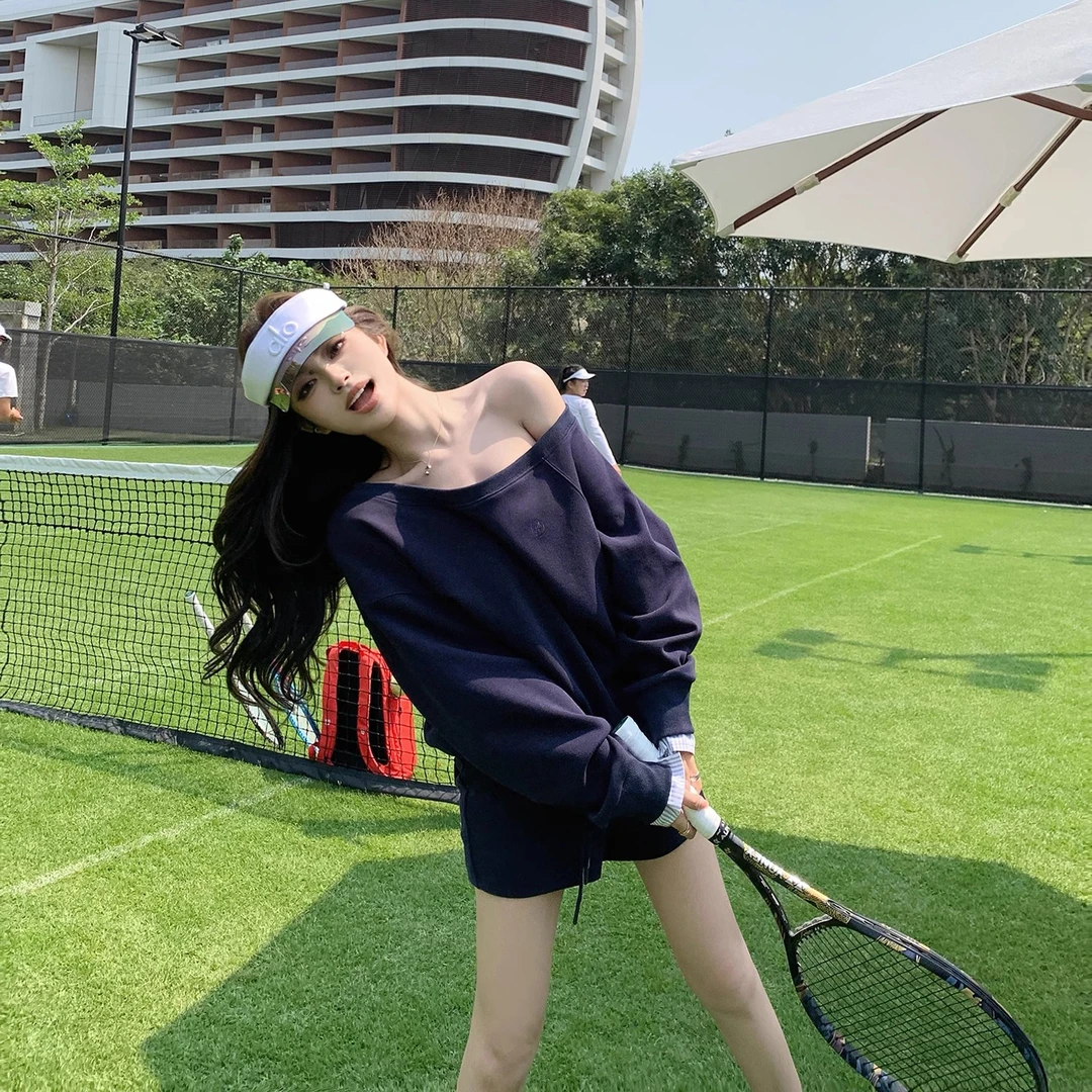 “慵懒辣妹”时髦度含金量200%！美女感露肩卫衣＋拼色短裤