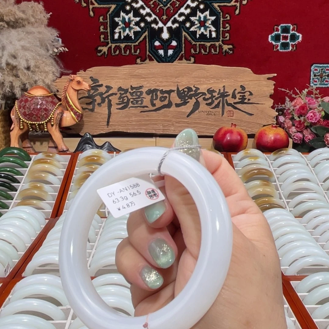 未镶嵌手镯和田玉天然优雅气质且末老料